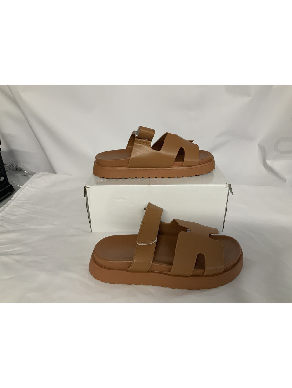 AMAZON ESSENTIALS THICK PLATFORM SLIDES